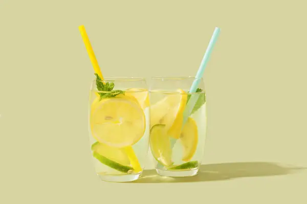 Glasögon Välsmakande Lemonad Med Mynta Och Lime Grön Bakgrund — Stockfoto