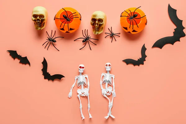 Kompozycja Szkieletami Czaszkami Dyniami Papierowymi Nietoperzami Pająkami Halloween Tle Koralowym — Zdjęcie stockowe
