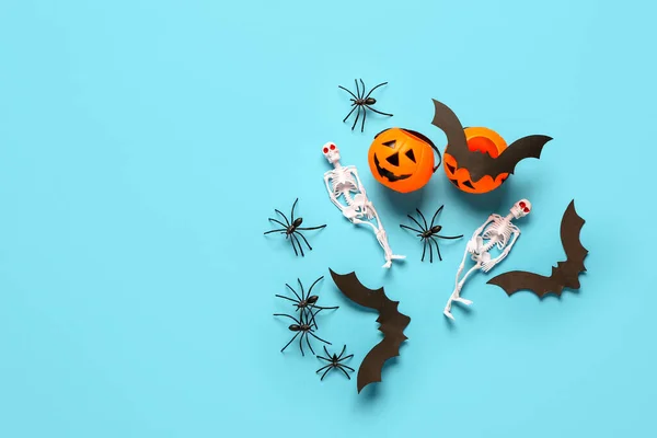 Skladba Kostlivci Dýně Papírové Netopýry Pavouky Pro Halloweenskou Oslavu Modrém — Stock fotografie