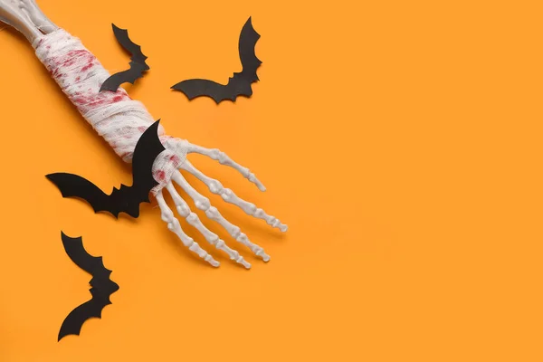 Kostry Rukou Papírových Netopýrů Pro Halloween Oslavu Oranžovém Pozadí — Stock fotografie