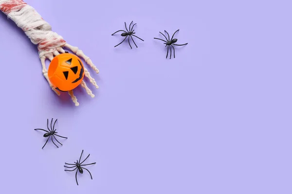 Csontváz Kéz Tök Pókok Halloween Ünneplés Lila Háttér — Stock Fotó