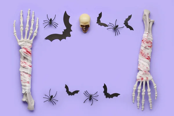 Ramka Wykonana Szkieletowych Dłoni Czaszki Papierowych Nietoperzy Pająków Halloween Fioletowym — Zdjęcie stockowe