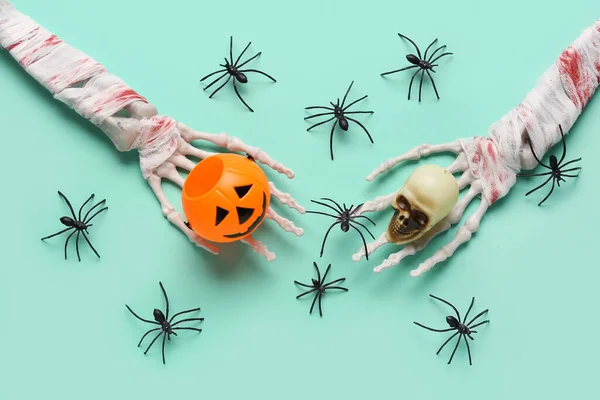 Kosterní Ruce Dýní Lebkou Pavouky Pro Halloweenskou Oslavu Tyrkysovém Pozadí — Stock fotografie