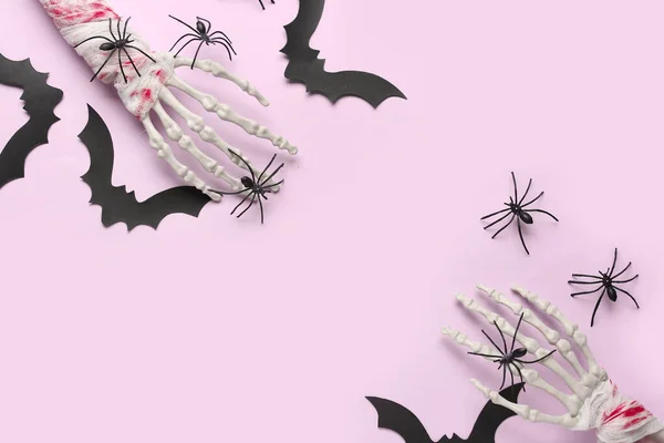 Kostlivci Ruce Papírovými Netopýry Pavouky Halloween Oslavu Růžovém Pozadí — Stock fotografie