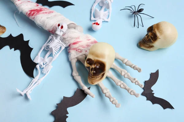 Skeleton Χέρι Κρανία Και Χάρτινες Νυχτερίδες Για Τον Εορτασμό Halloween — Φωτογραφία Αρχείου