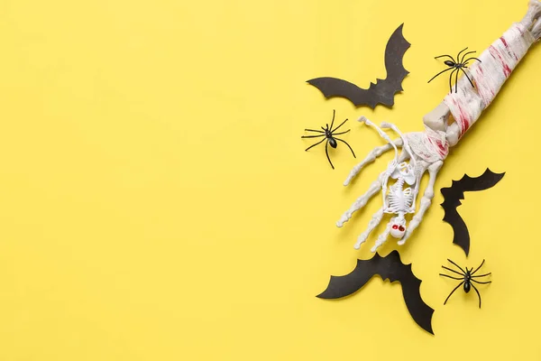 노란색 배경에 할로윈 축하를위한 박쥐와 거미와 — 스톡 사진