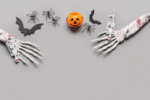 Csontváz Kéz Tök Papír Denevérek Pókok Halloween Ünneplés Szürke Háttér — Stock Fotó
