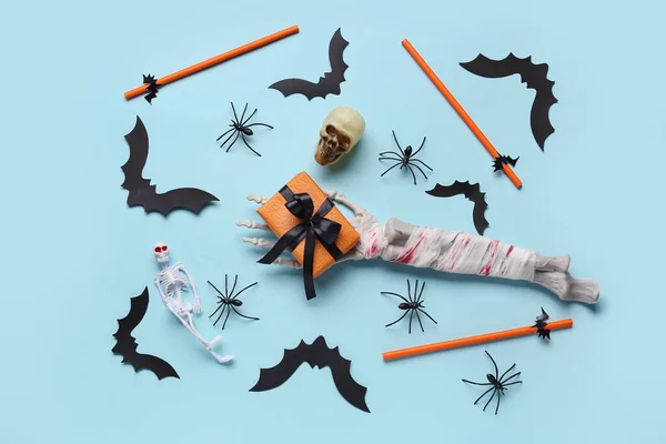 Composição Com Mão Esqueleto Caixa Presente Palhas Aranhas Morcegos Papel — Fotografia de Stock