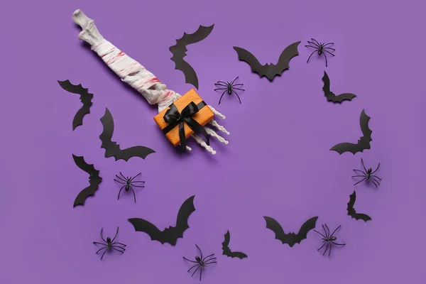 Σκελετός Από Σκελετό Χέρι Κουτί Δώρου Χάρτινες Νυχτερίδες Και Αράχνες — Φωτογραφία Αρχείου