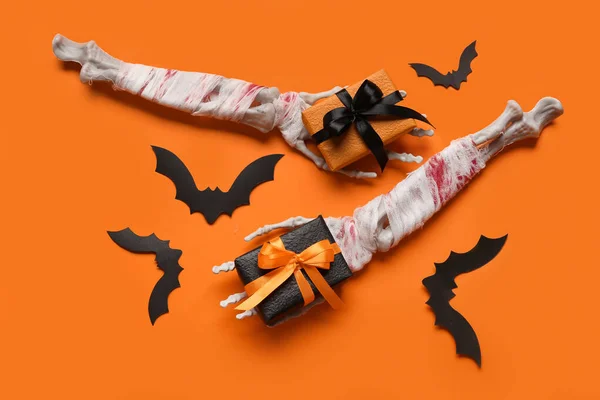 Σκελετός Χέρια Κουτιά Δώρων Και Χάρτινες Νυχτερίδες Για Τον Εορτασμό — Φωτογραφία Αρχείου