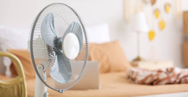 Yatak odasında modern elektrikli vantilatör