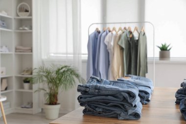 Modern butikte şık pantolonları olan masa, yakın plan.