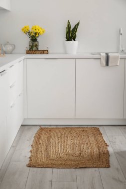 Mutfakta yerde hasır bir halı.