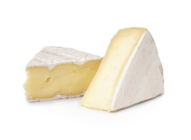 Beyaz arka planda Camembert peyniri parçaları.