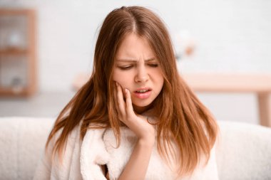 Genç kadın evde diş ağrısı acı