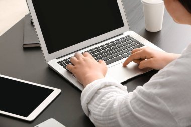 İş yerindeki dizüstü bilgisayarında daktilo eden kadın programcı, yakın plan.