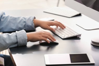 İş yerindeki bilgisayar klavyesinde daktilo eden kadın programcı, yakın plan