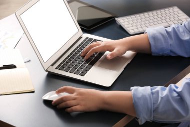 İş yerindeki dizüstü bilgisayarında daktilo eden kadın programcı, yakın plan.