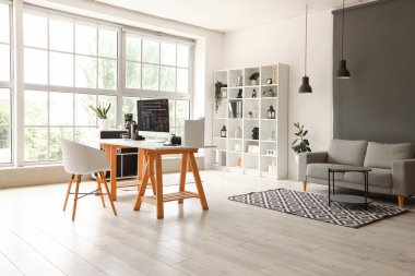 Programcı işyerine sahip modern ofisin içi