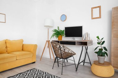 Ofis içi bilgisayar monitörlü programcının çalışma yeri