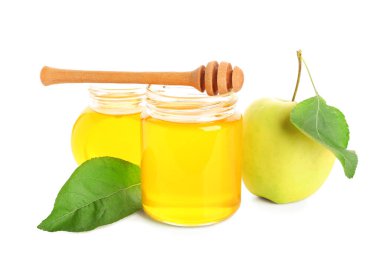 Beyaz arka planda Rosh Hashanah kutlaması (Yahudi Yeni Yılı) için bal ve elma kavanozları