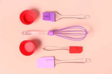 Pembe arka planda pişirme aletleri