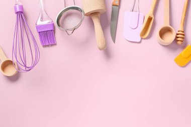 Pembe arka planda pişirme aletleri