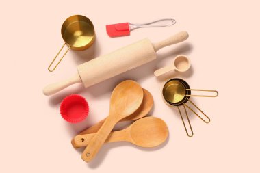 Bej arka planda pişirme aletleri