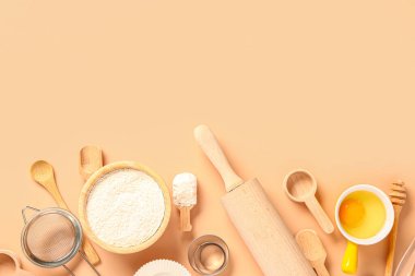 Bej arka planda pişirme aletleri