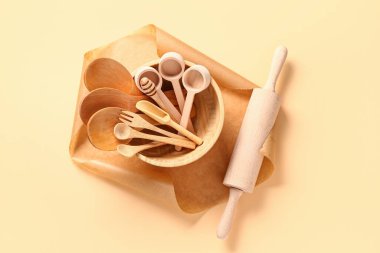 Bej arka planda pişirme aletleri