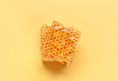 Sarı arka planda tatlı bal petekleri