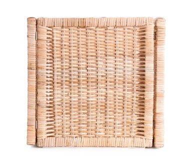 Boş hasır sepet beyaz arkaplanda izole edildi