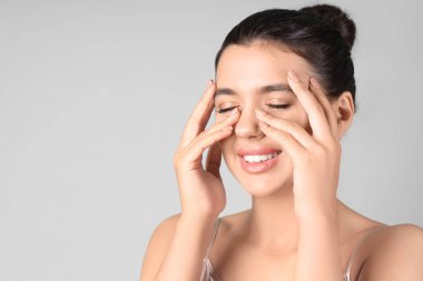 Yeşil arka planda güzel dudakları olan genç bir kadın, yakın plan.