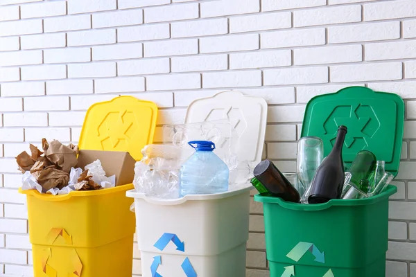Lixeiras Com Símbolo Reciclagem Lixo Diferente Perto Parede Tijolo Branco — Fotografia de Stock