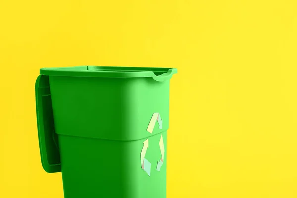 Recipiente Verde Para Lixo Fundo Amarelo Conceito Reciclagem — Fotografia de Stock