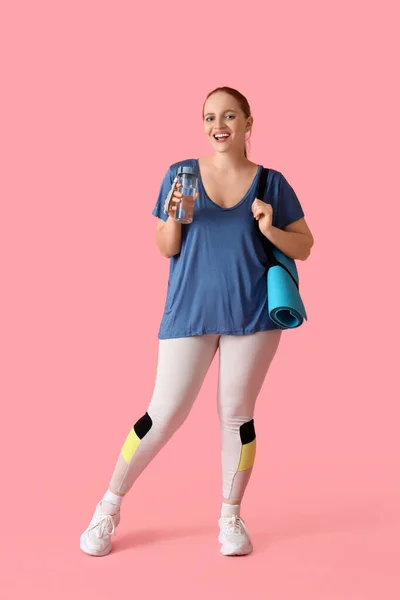 Porträt Einer Sportlichen Jungen Frau Mit Wasserflasche Und Yogamatte Auf — Stockfoto