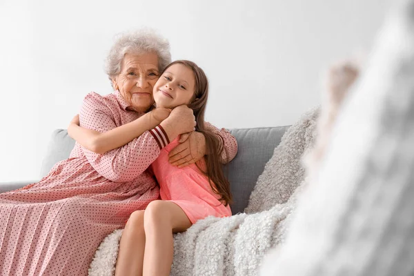 Menina Com Avó Abraçando Sofá Casa — Fotografia de Stock