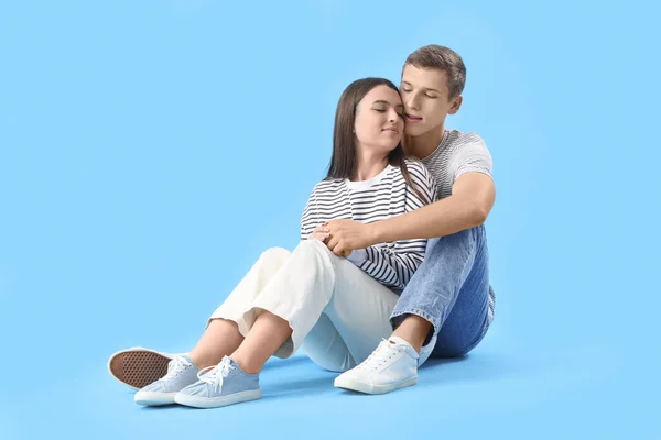 Glückliches Junges Paar Umarmt Sich Auf Blauem Hintergrund — Stockfoto