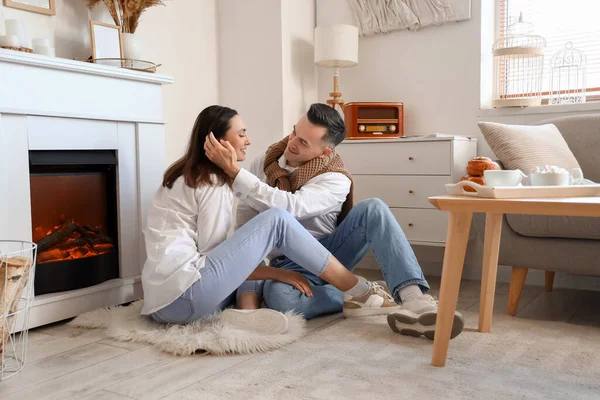 Young Couple Sitting Fireplace Home — Stock Photo, Image