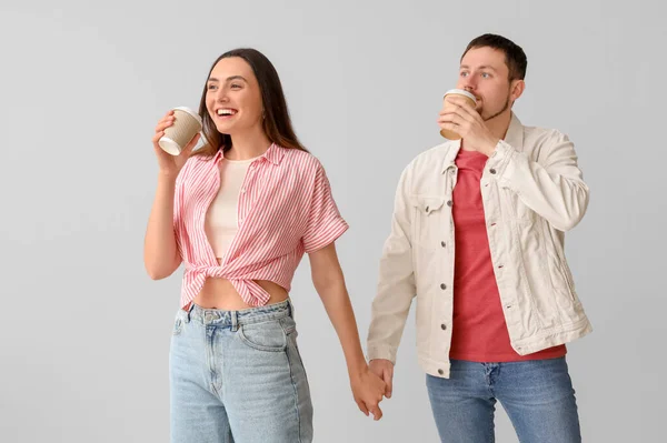 Glückliches Junges Paar Trinkt Kaffee Auf Hellem Hintergrund — Stockfoto