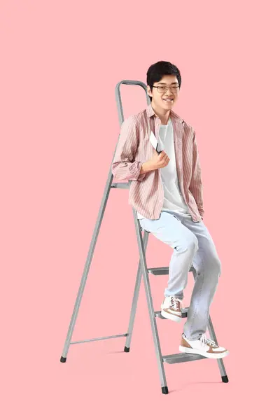 Jovem Homem Asiático Com Faca Vidraceiro Escada Rolante Fundo Rosa — Fotografia de Stock