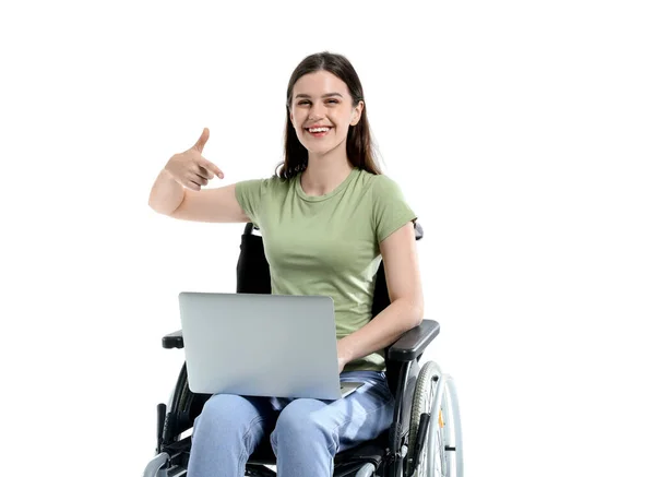 Молодая Женщина Инвалидной Коляске Указывает Ноутбук Белом Фоне — стоковое фото
