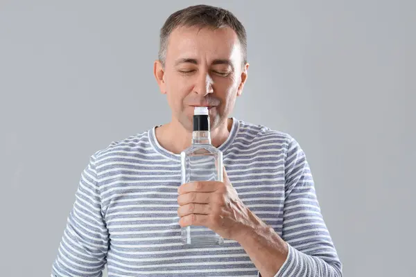 Ältere Mann Mit Flasche Wodka Auf Hellem Hintergrund — Stockfoto