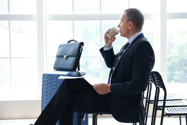 Dojrzały Biznesmen Gazetą Pijący Kawę Holu Lotniska — Zdjęcie stockowe
