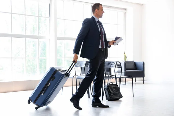 Mature Businessman Suitcase Walking Hall Airport — Stock Photo, Image