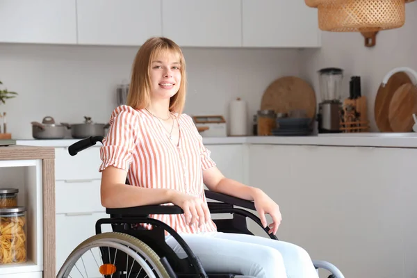 Молодая Женщина Инвалидной Коляске Дома — стоковое фото