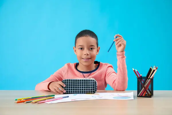 Mały Afroamerykanin Ołówkiem Przy Stole Niebieskim Tle — Zdjęcie stockowe