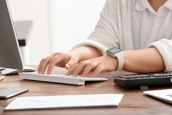 Female Programmer Typing Computer Keyboard Her Workplace Office Closeup — Stock Photo, Image
