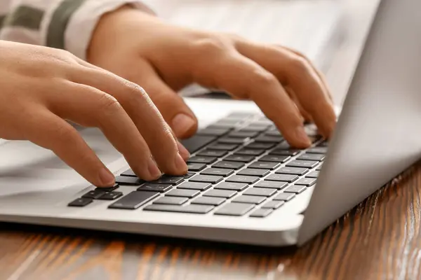 Female Programmer Typing Laptop Keyboard Her Workplace Office Closeup — Stock Photo, Image