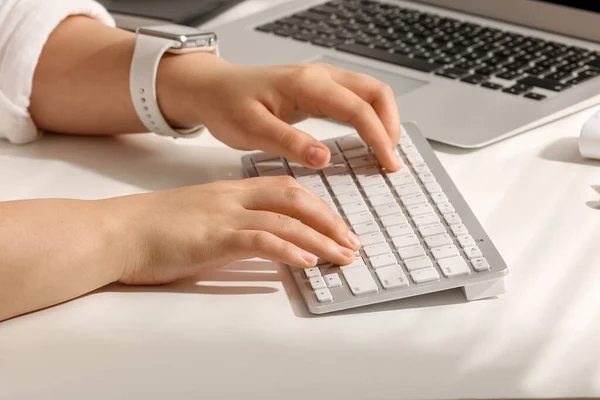 Female Programmer Typing Computer Keyboard Her Workplace Office Closeup — Stock Photo, Image